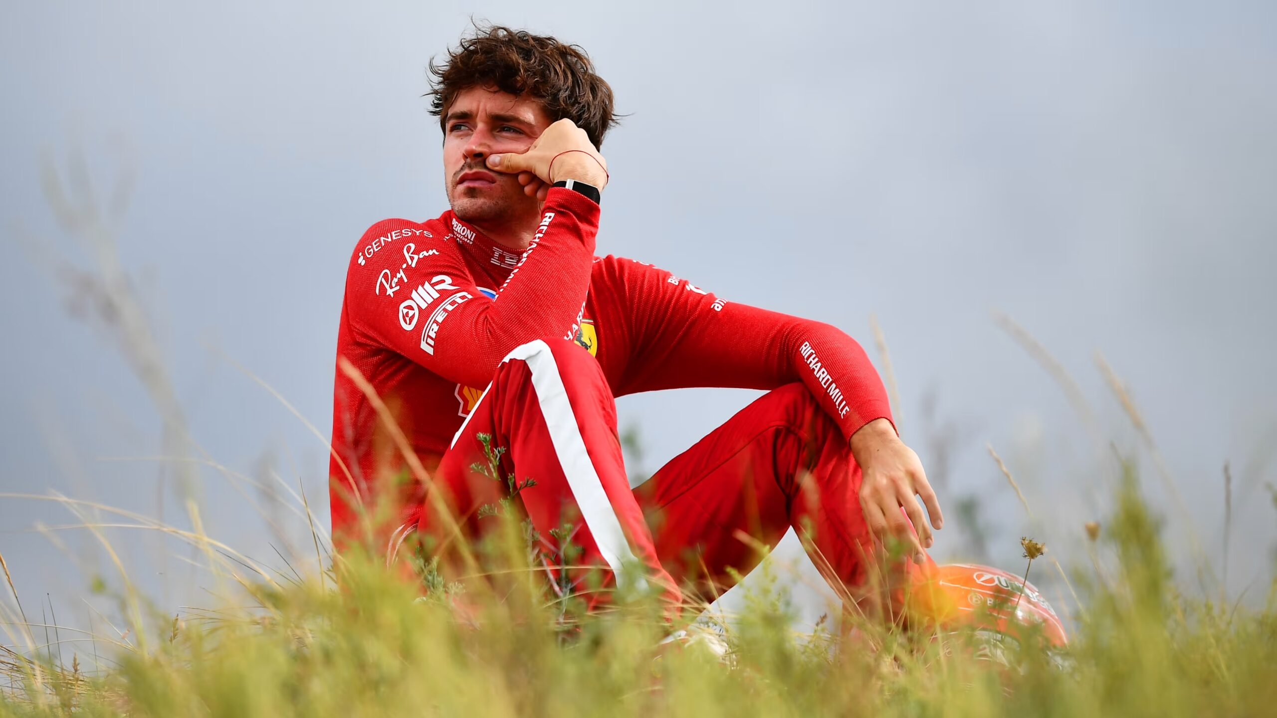 Charles Leclerc sconsolato dopo lo zero di Zandvoort (© F1)