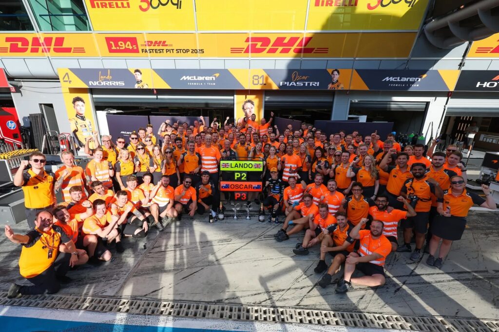 La foto celebrativa del weekend di Monza (© McLaren)