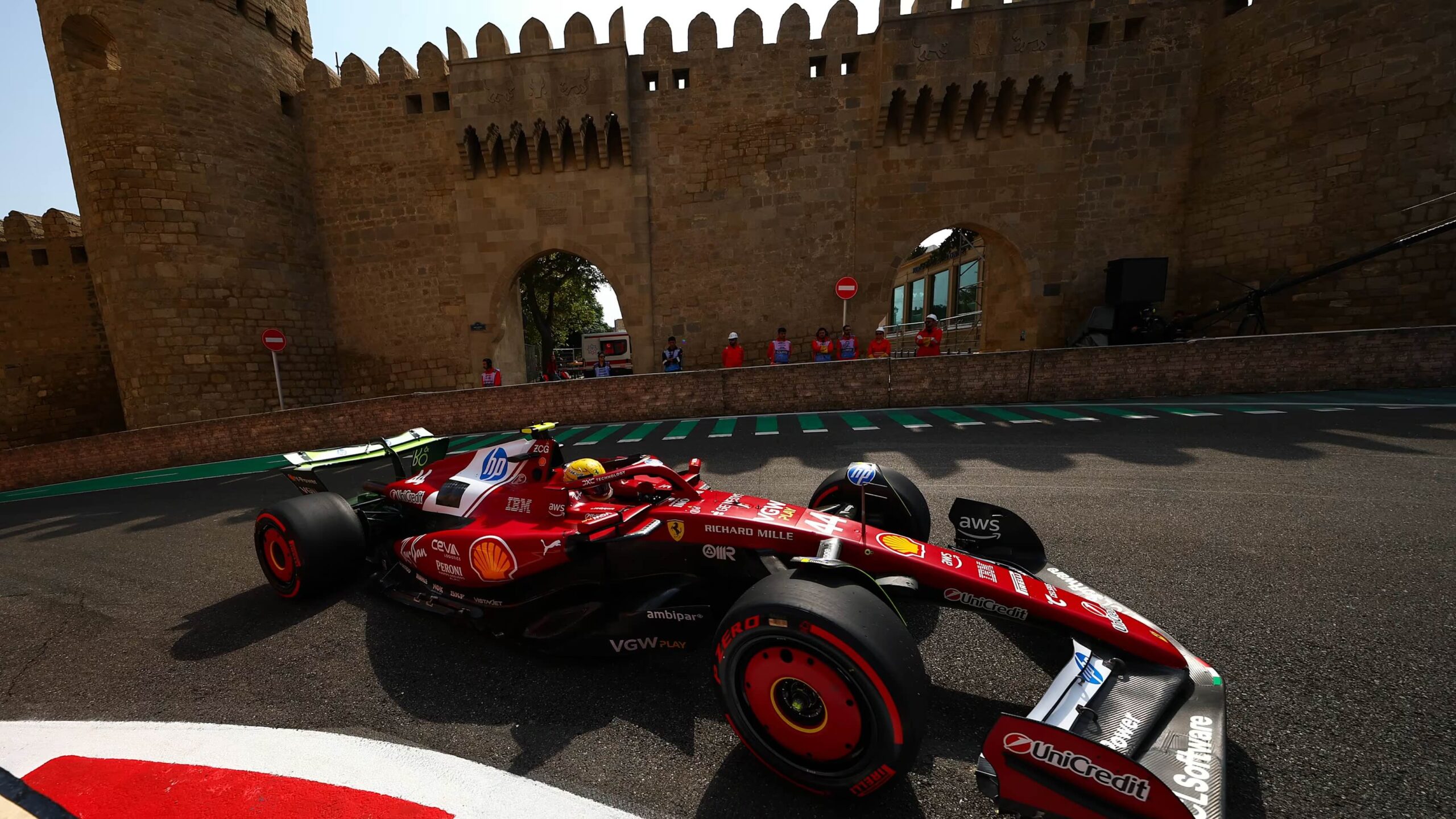 Lewis Hamilton a Baku (© F1)