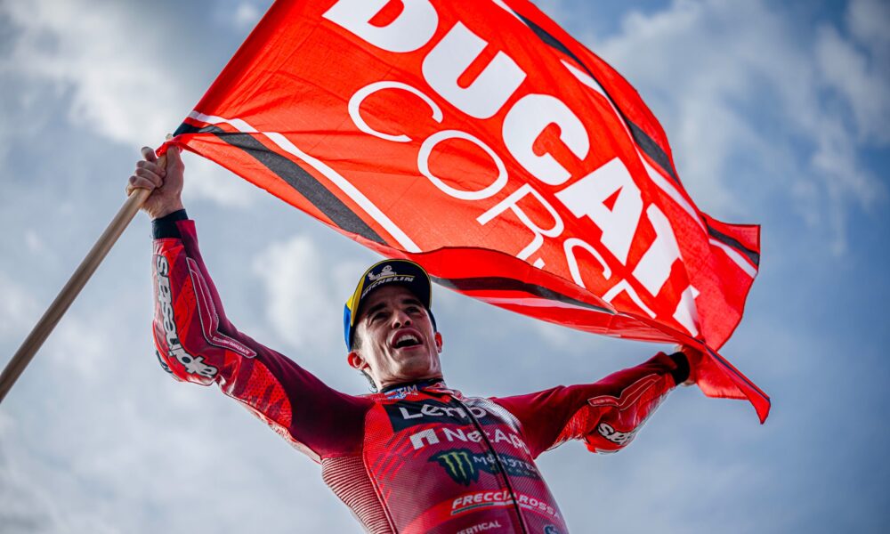 Marc Marquez con la bandiera Ducati a Misano (© Ducati)