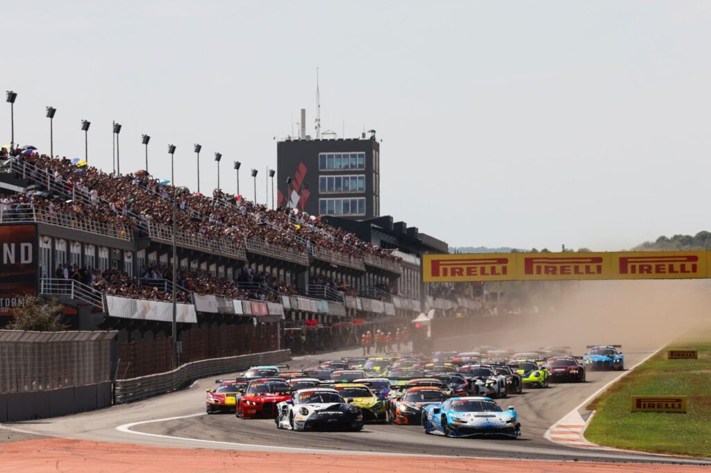 La partenza di Gara 1 del GTWCE 2025 a Valencia (© JEP/SRO)