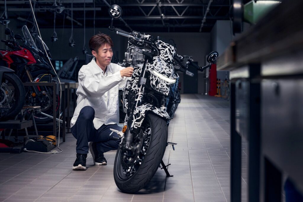Masatsugu Tanaka con la prima moto elettrica Honda (© Honda)
