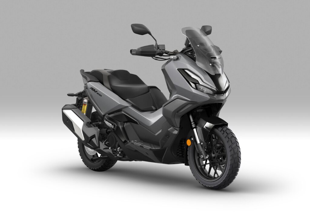 La vista di tre quarti frontale dell'Honda ADV350 2026 Iridium Grey Metallic