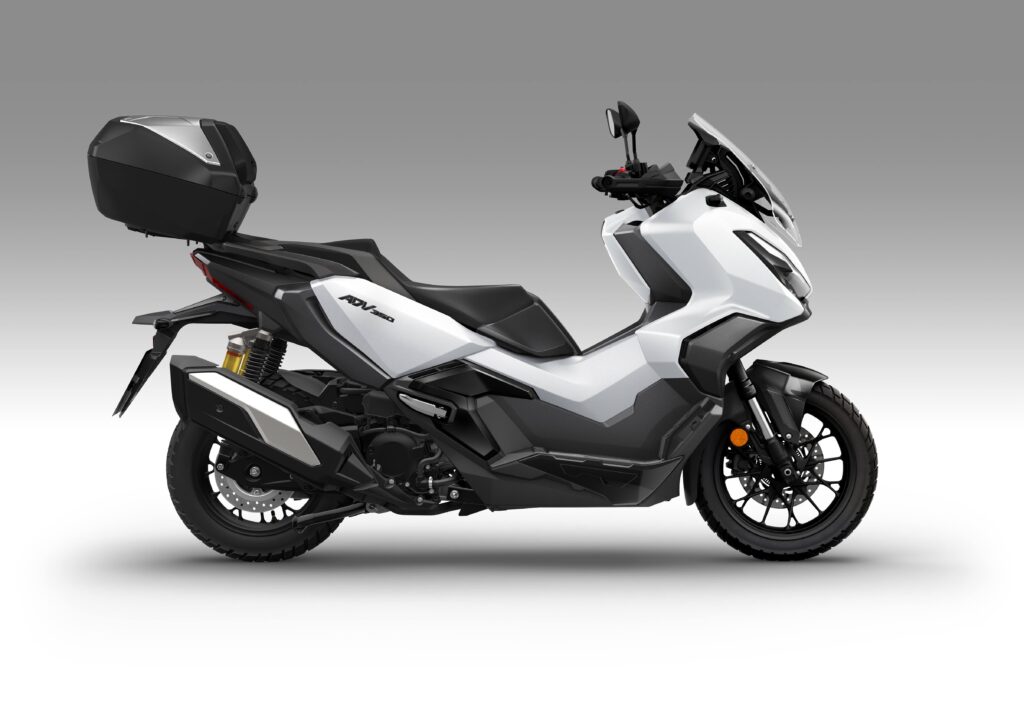 L'Honda ADV350 2026 Mat Pearl con l'Urban Pack, visto lateralmente
