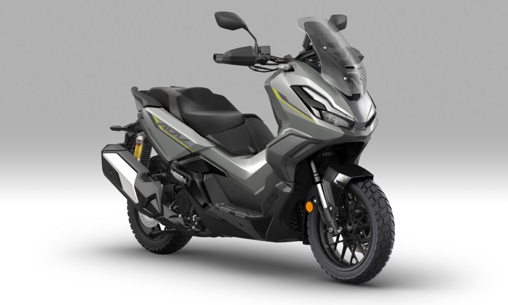 La vista di tre quarti frontale dell'Honda ADV350 2026 Pearl Falcon Gray