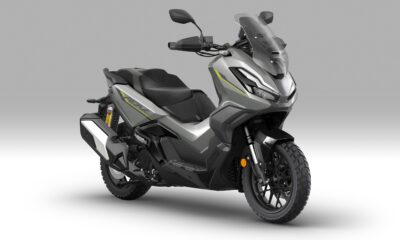La vista di tre quarti frontale dell'Honda ADV350 2026 Pearl Falcon Gray