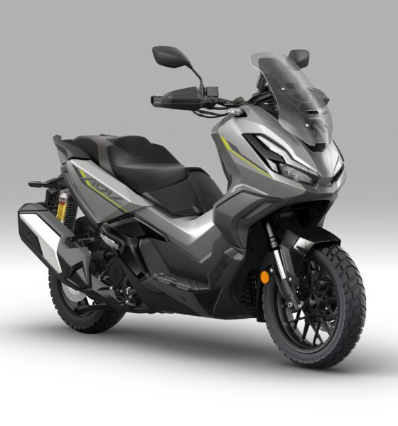 La vista di tre quarti frontale dell'Honda ADV350 2026 Pearl Falcon Gray