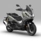 La vista di tre quarti frontale dell'Honda ADV350 2026 Pearl Falcon Gray
