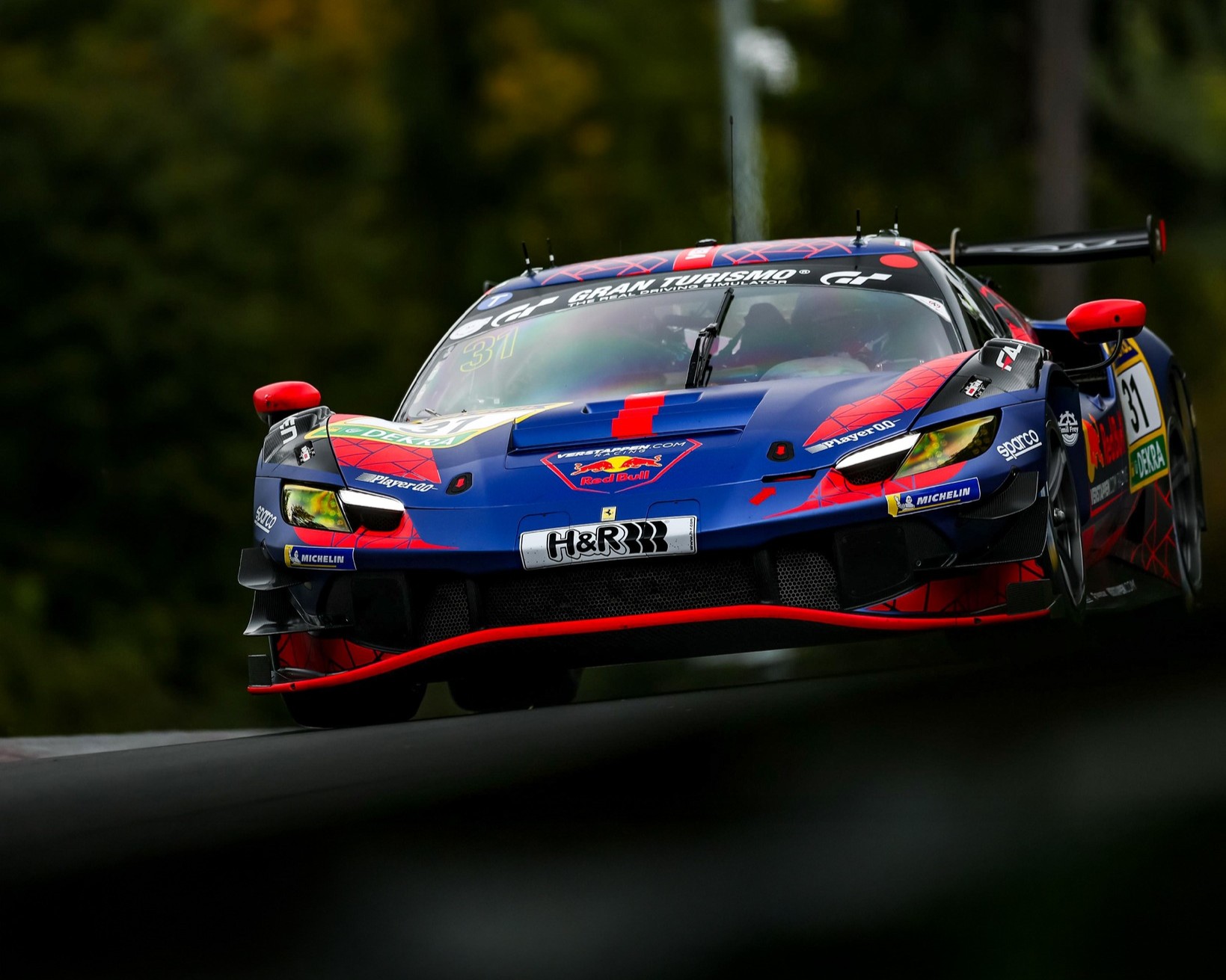 La Ferrari 296 GT3 di Max Verstappen e Chris Lulham