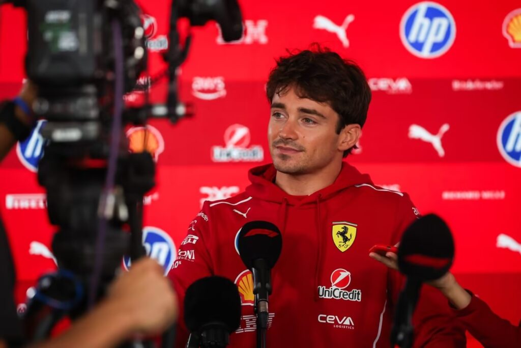 Charles Leclerc ai microfoni nel weekend azero (© Ferrari)