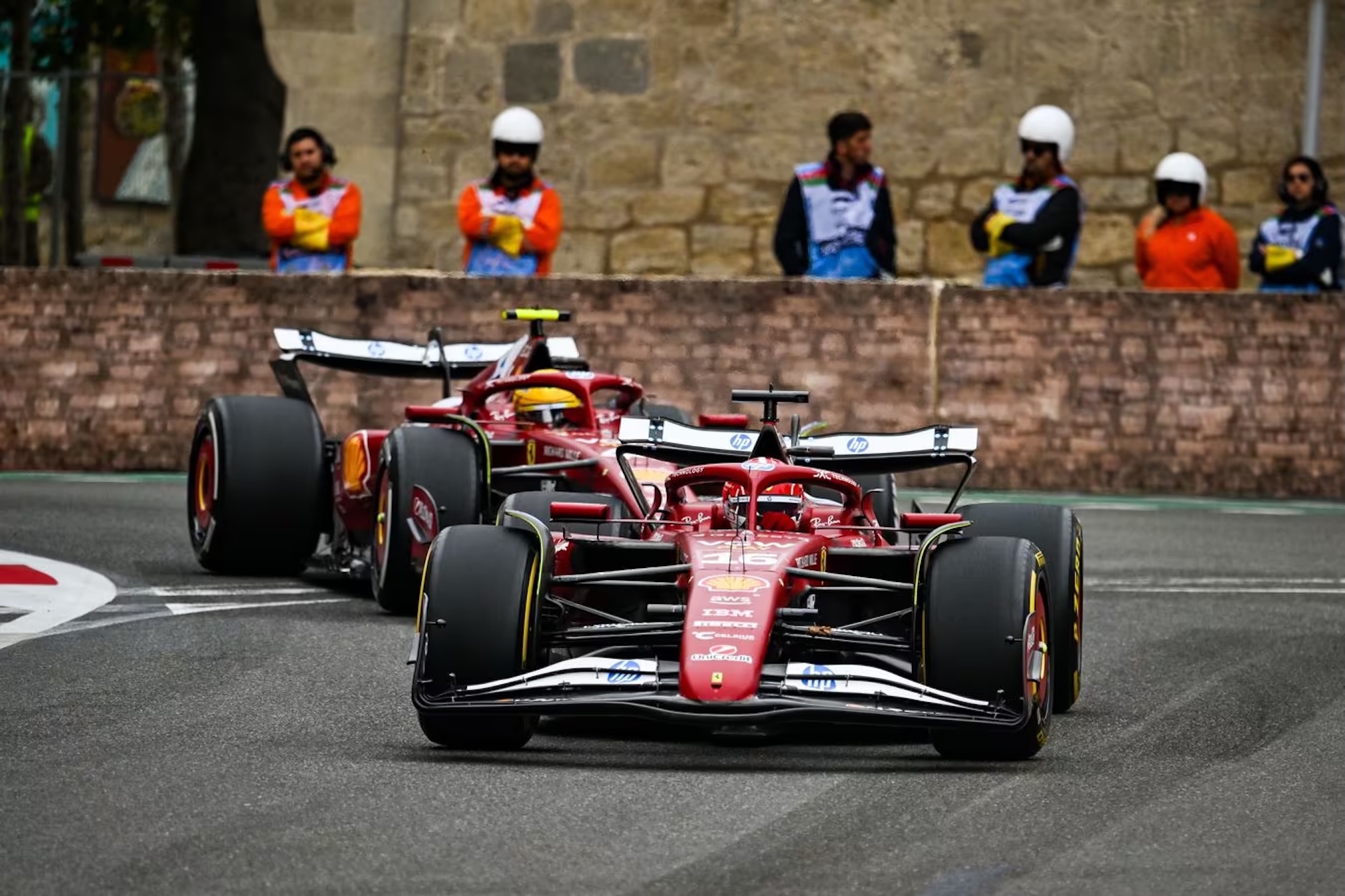 Le due Ferrari durante il GP Azerbaijan 2025 (© Ferrari)