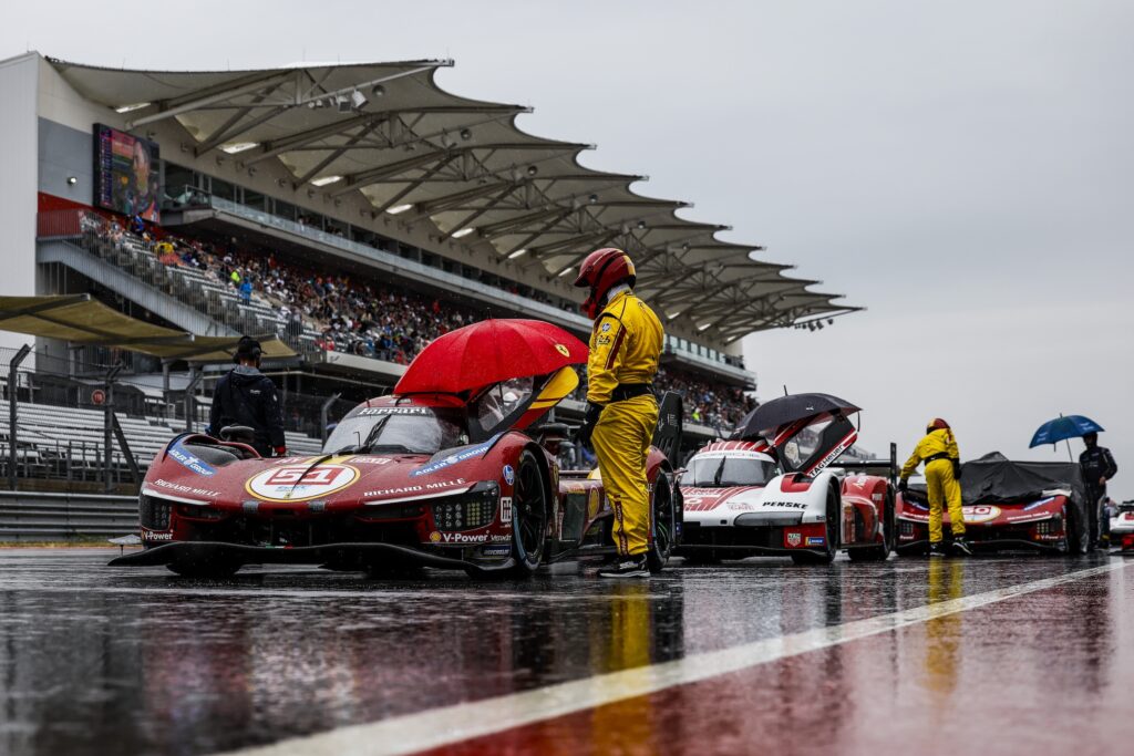 Le auto sul rettilineo durante la bandiera rossa a Austin (© DPPI / FIA WEC)