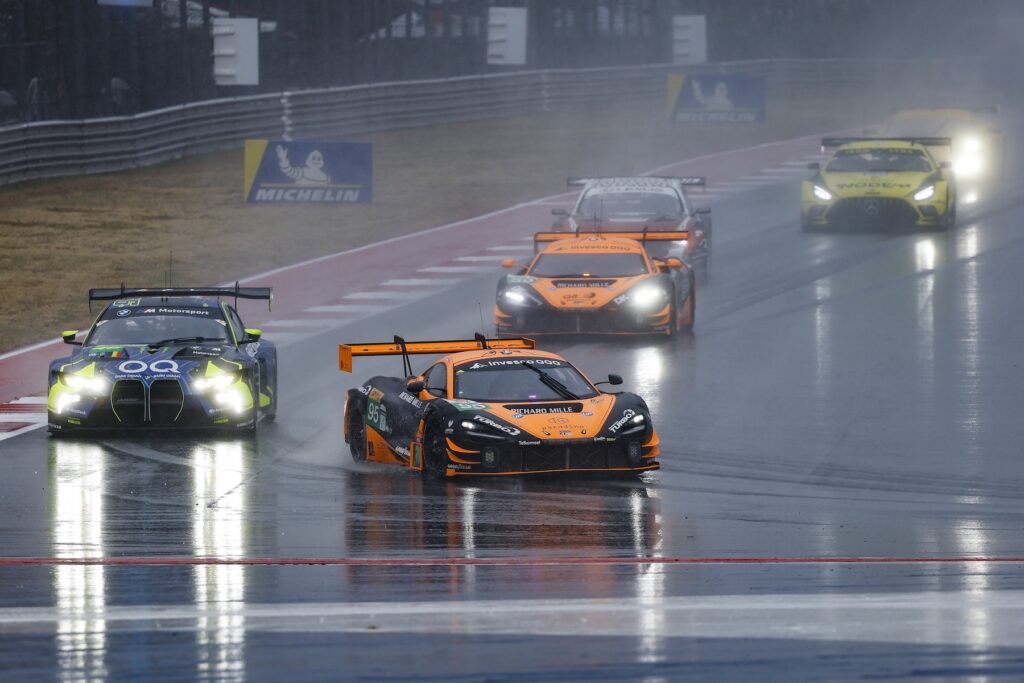 La #95 McLaren davanti alla #46 BMW Team WRT, prime e seconde classificate in Texas (© DPPI / FIA WEC)