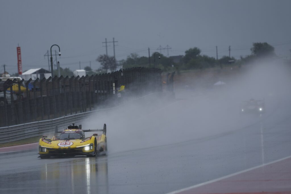 La #83 Ferrari AF Corse sotto il diluvio di Austin (© DPPI / FIA WEC)
