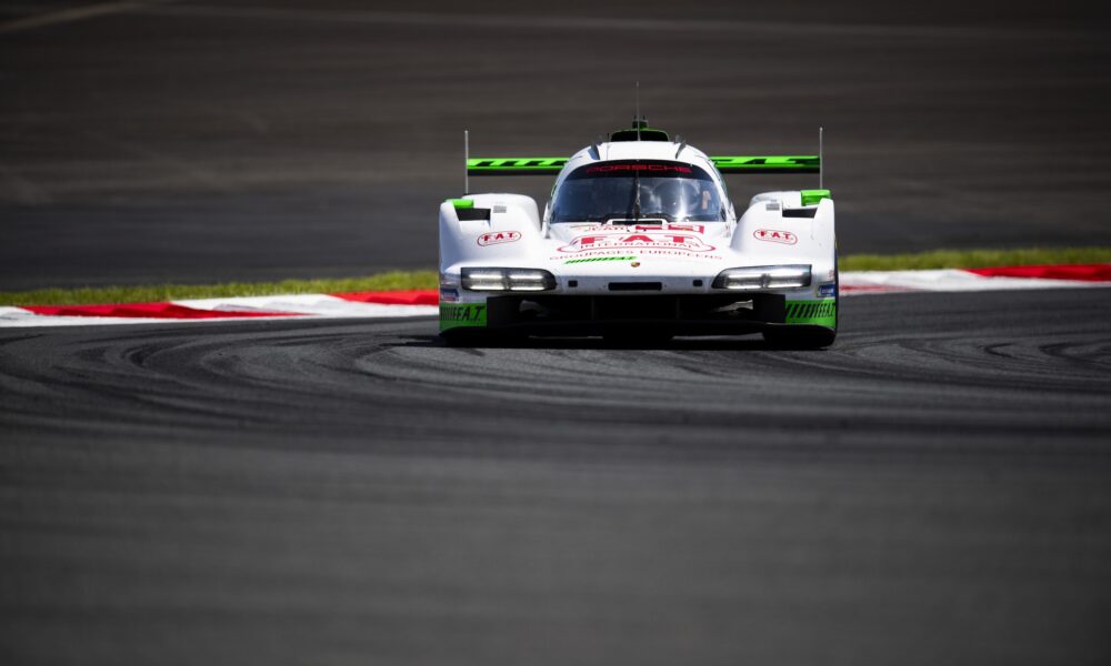 La #99 Porsche Proton in testa alla 3ª ora della 6 Ore del Fuji 2025
