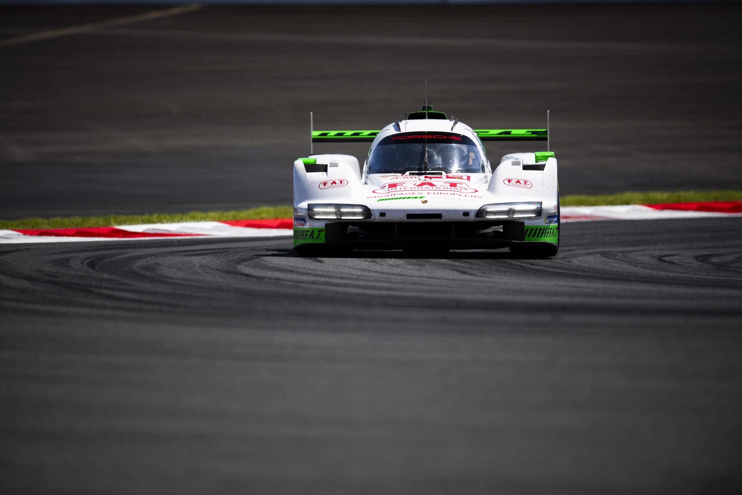 La #99 Porsche Proton in testa alla 3ª ora della 6 Ore del Fuji 2025