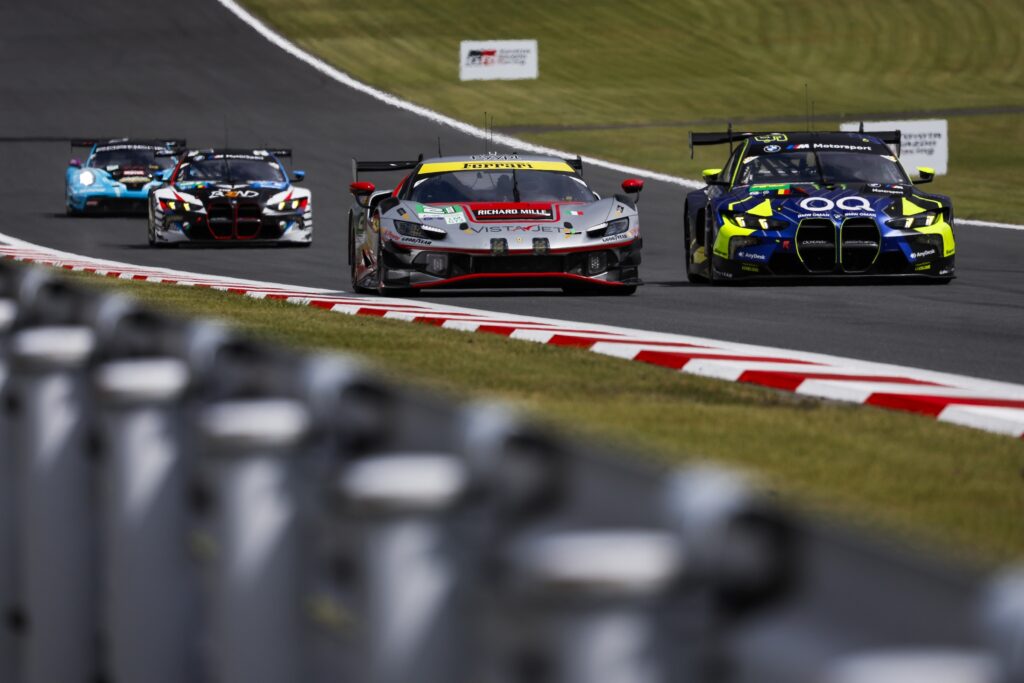 La #21 Ferrari e la #46 BMW al Fuji