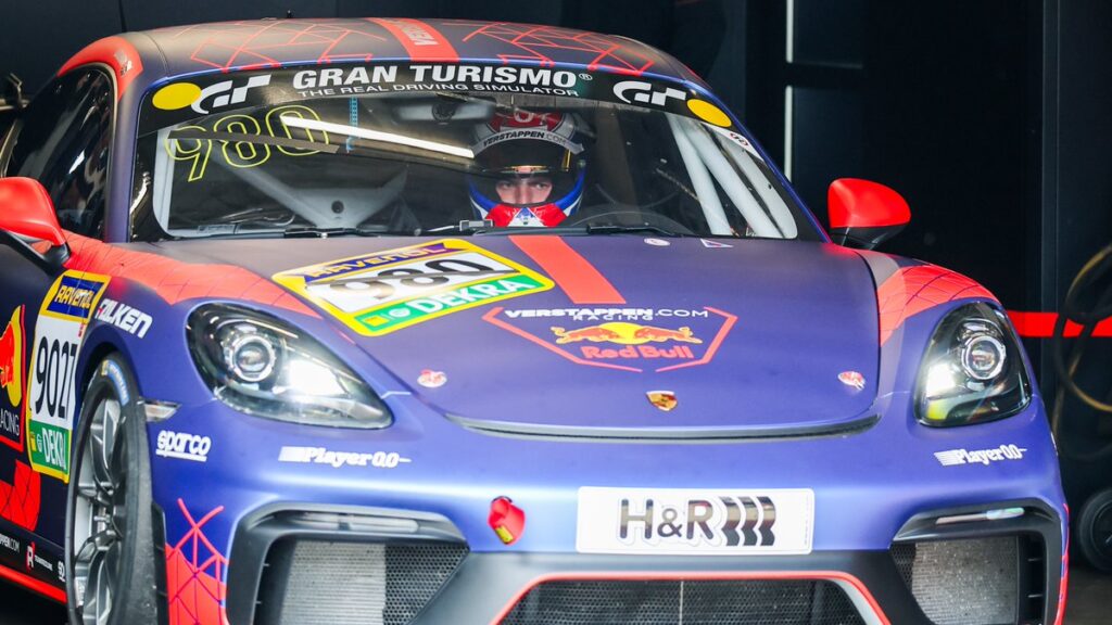 Max Verstappen sulla Porsche GT4 al Nurburgring (© Porsche)