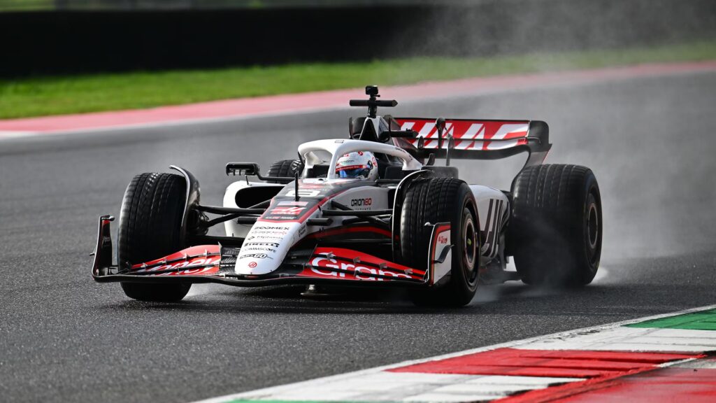 Romain Grosjean in pista sulla Haas VF-23 durante il test al Mugello