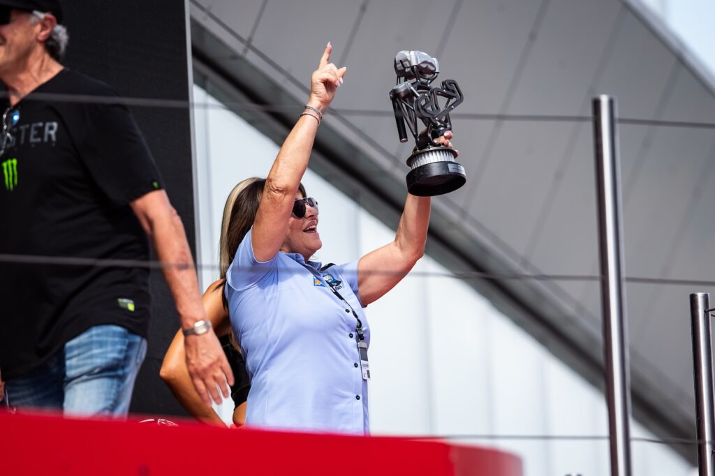 Nadia Padovani Gresini sul podio di Barcellona (© Gresini Racing)
