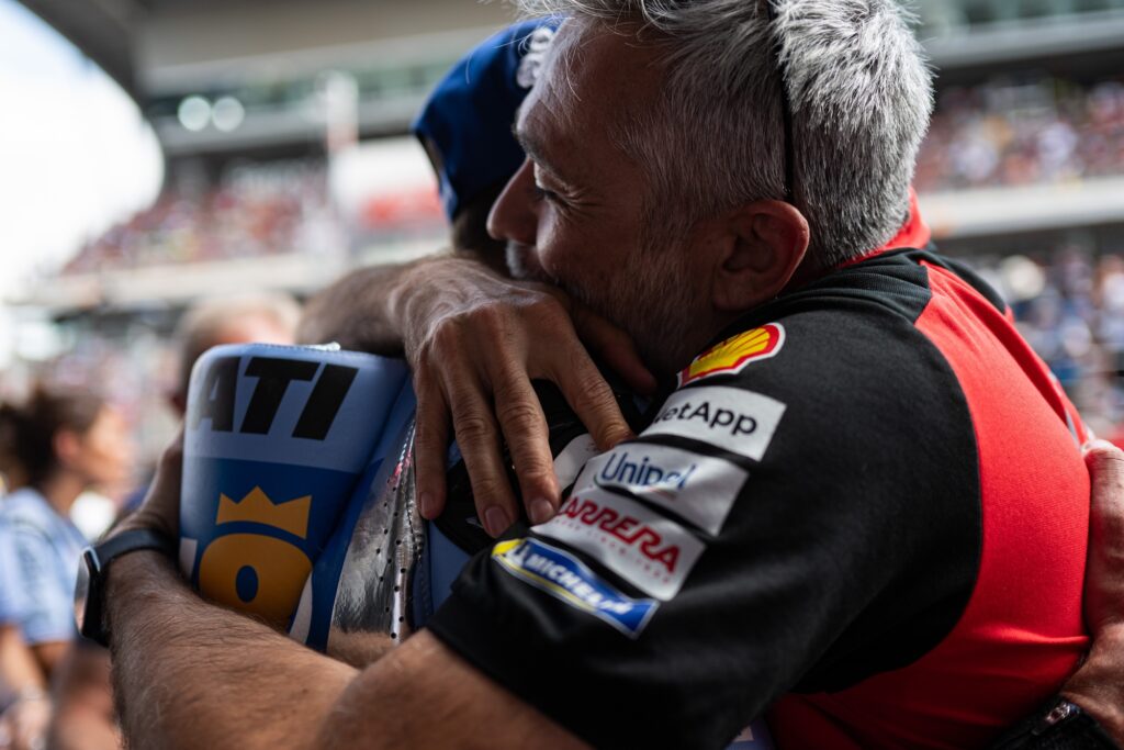 Alex Marquez con mauro Grassilli, direttore sportivo Ducati Corse (© Gresini Racing)
