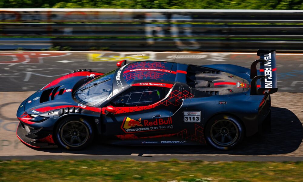 Max Verstappen in prova al Nurburgring su una Ferrari 296 GT3 (© Max Verstappen)