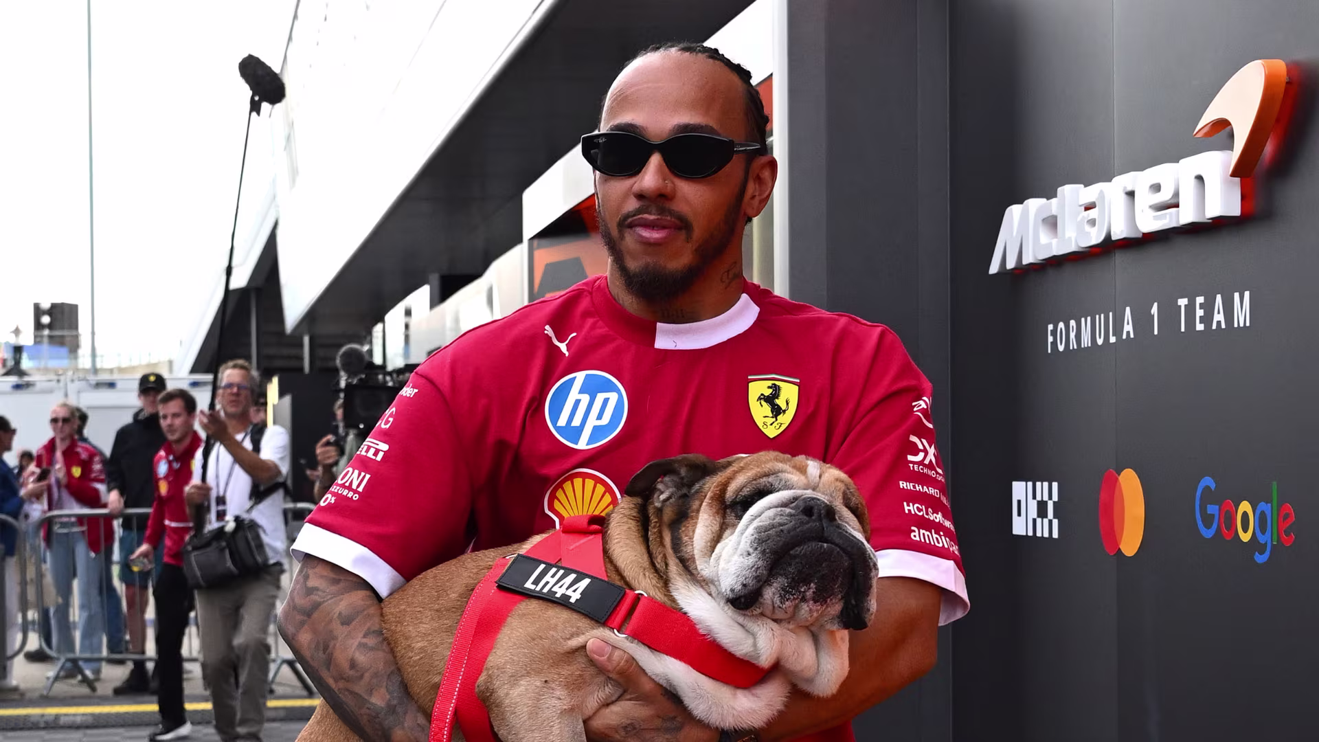 Roscoe in braccio a Hamilton nel paddock F1