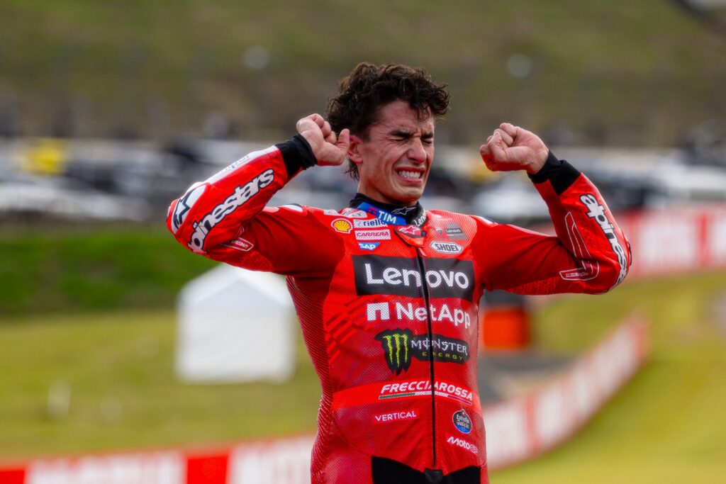 Marc Marquez in lacrime dopo la vittoria del titolo 2025