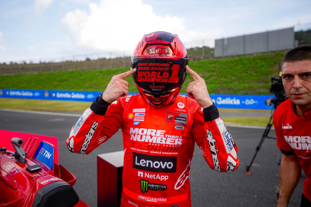 Marquez con il casco celebrativo tutto rosso