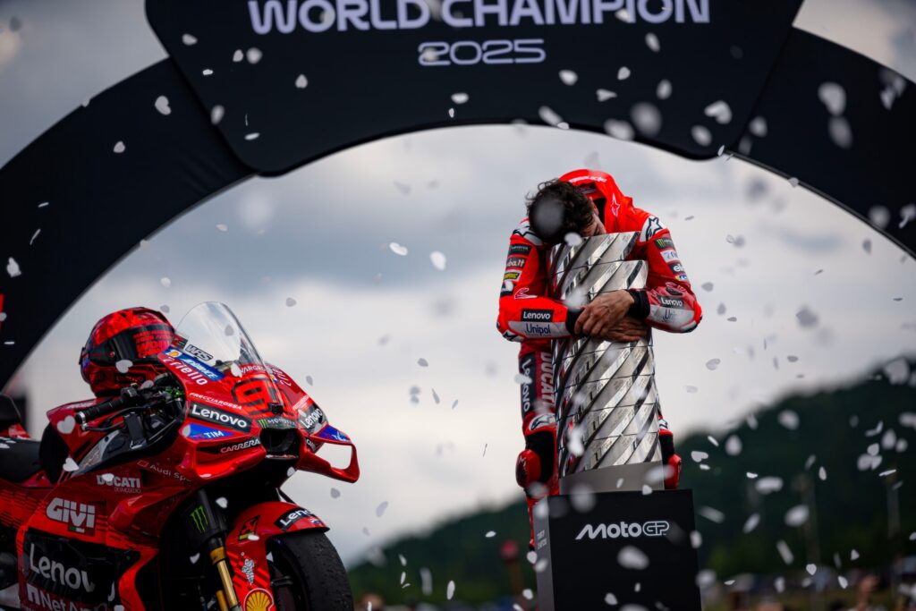 L'abbraccio di Marquez con il trofeo del campione MotoGP