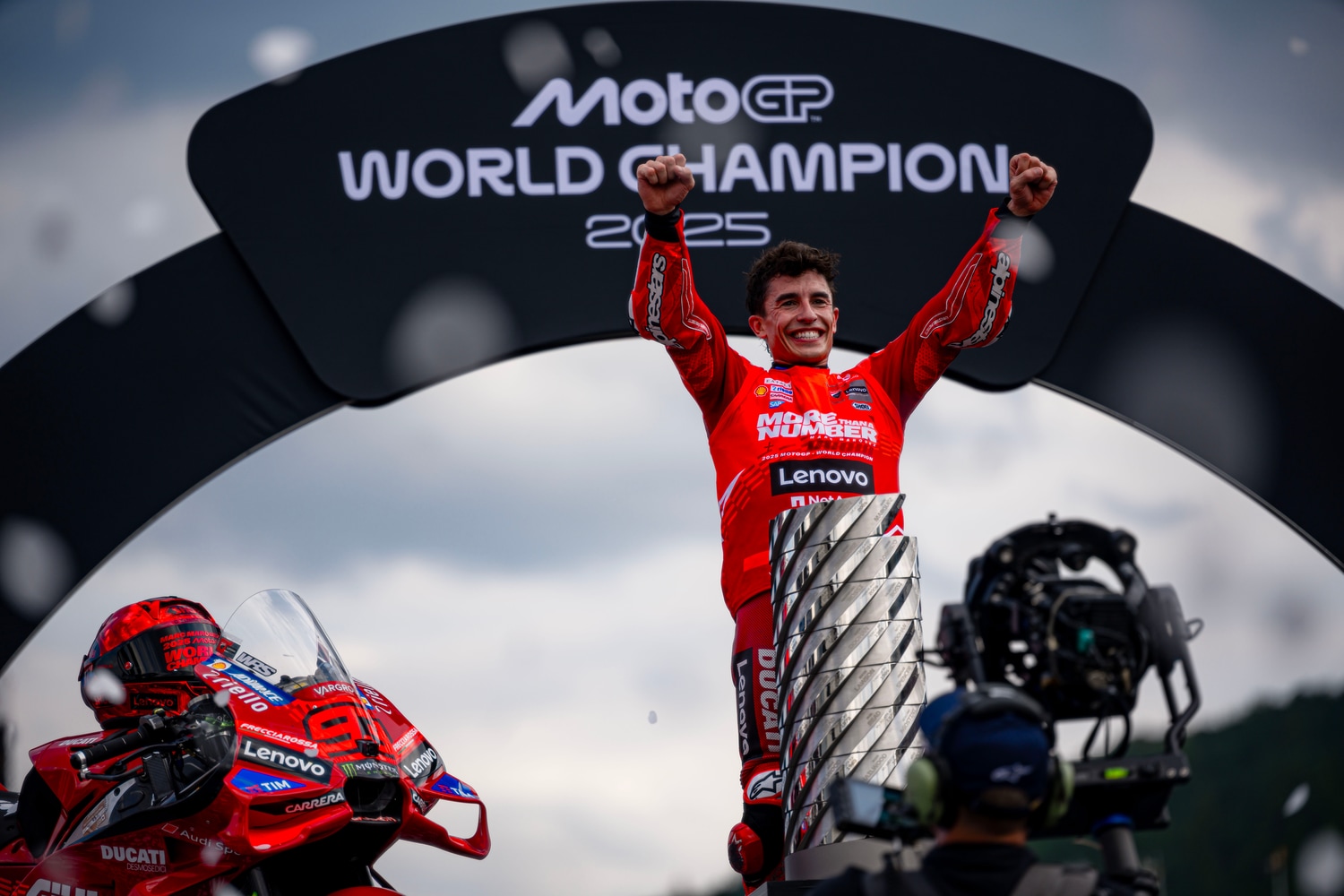 Marc Marquez durante i festeggiamenti per il titolo a Motegi
