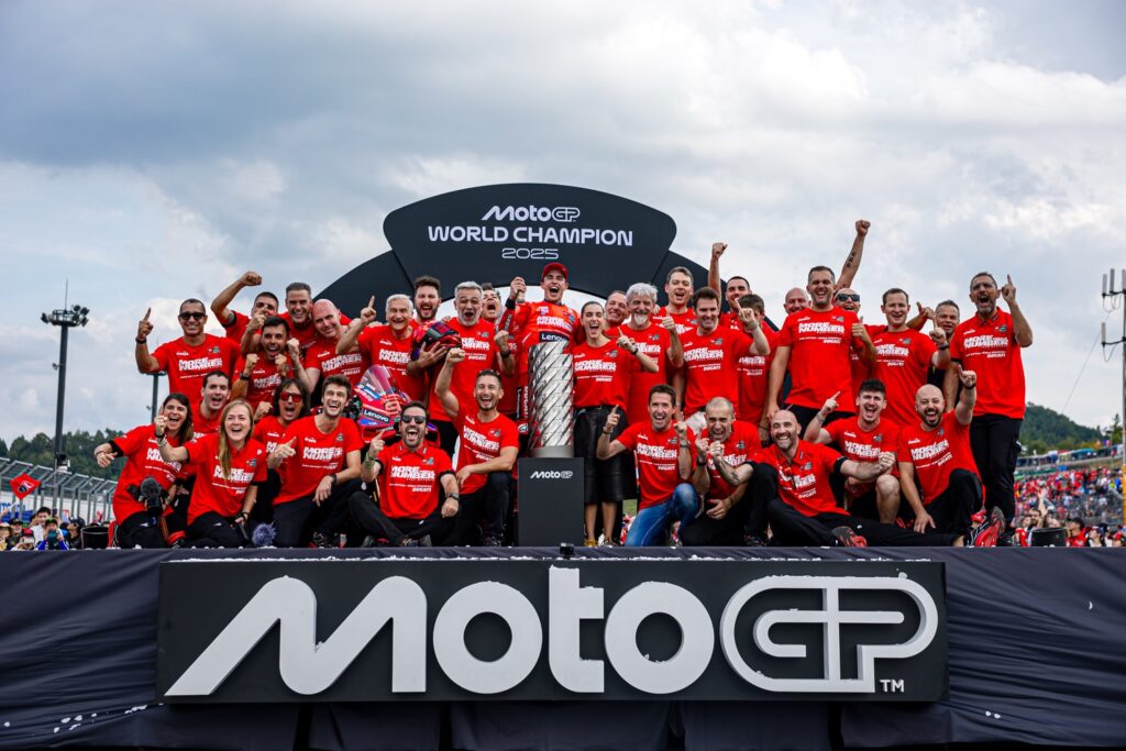 La foto di squadra di Marquez con il personale Ducati