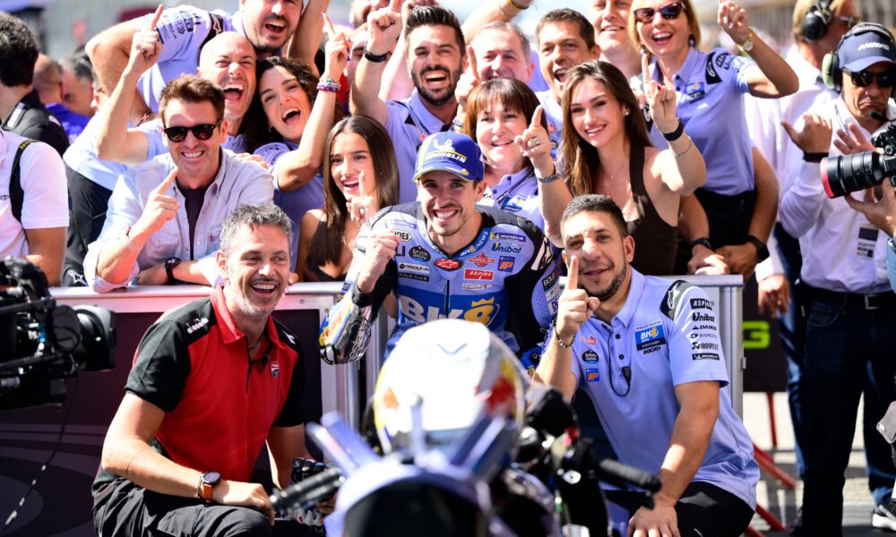 Alex Marquez nei festeggiamenti post gara a Misano con il Gresini Racing (© Red Bull Content Pool)