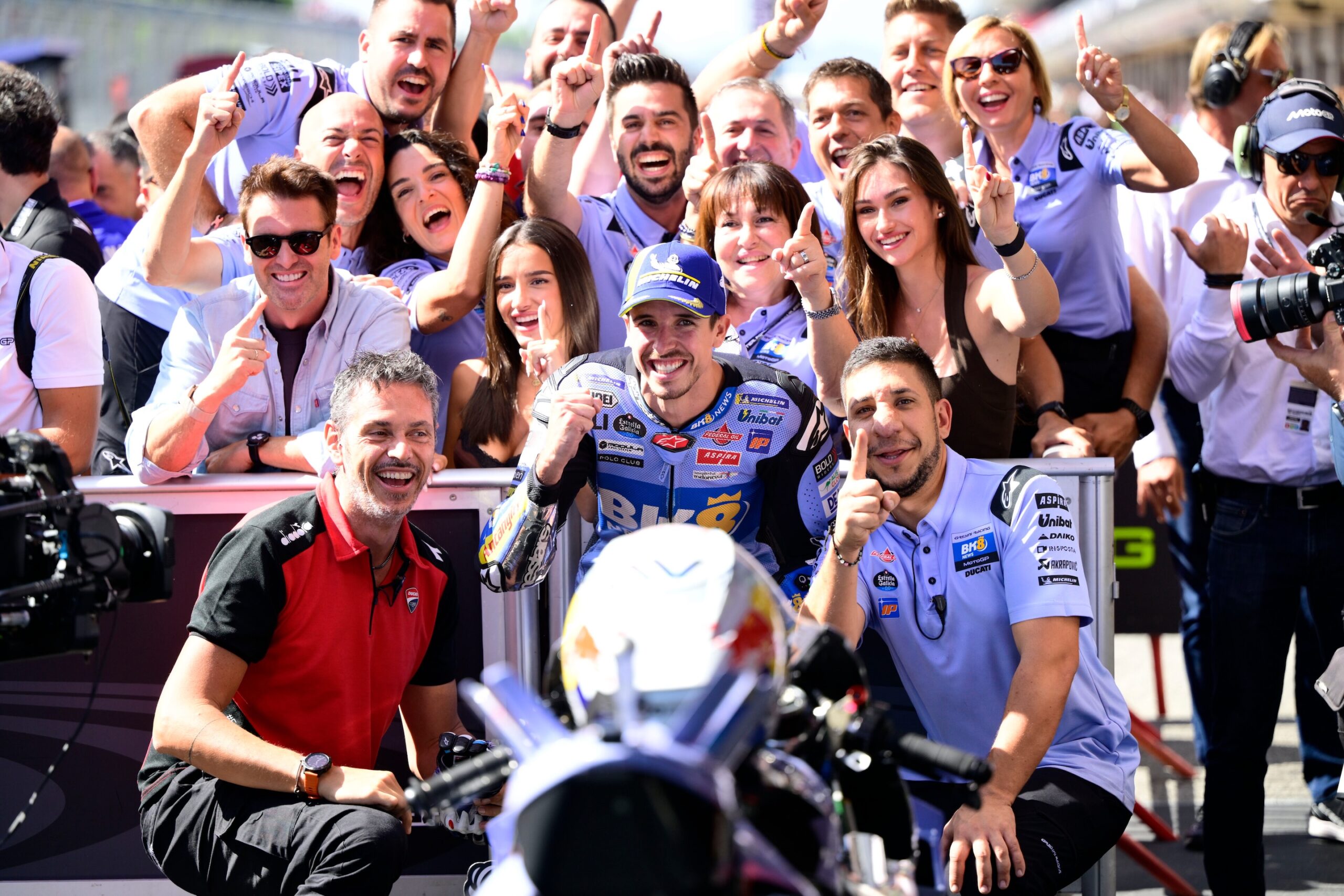 Alex Marquez nei festeggiamenti post gara a Misano con il Gresini Racing (© Red Bull Content Pool)