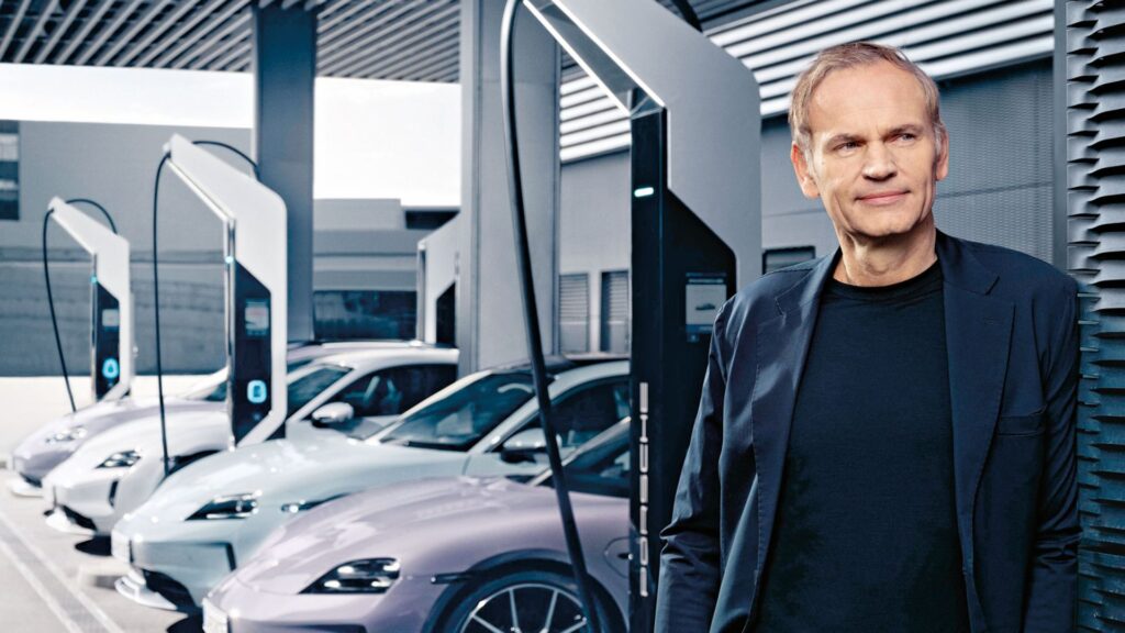 Il CEO Oliver Blume, ritratto con alcune Porsche elettriche, potrebbe pagare la crisi del Marchio di Stoccarda 