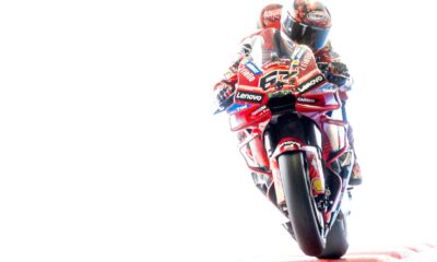 Bagnaia sulla sua Ducati sotto il ponte di Motegi