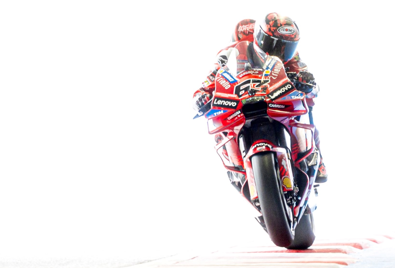 Bagnaia sulla sua Ducati sotto il ponte di Motegi