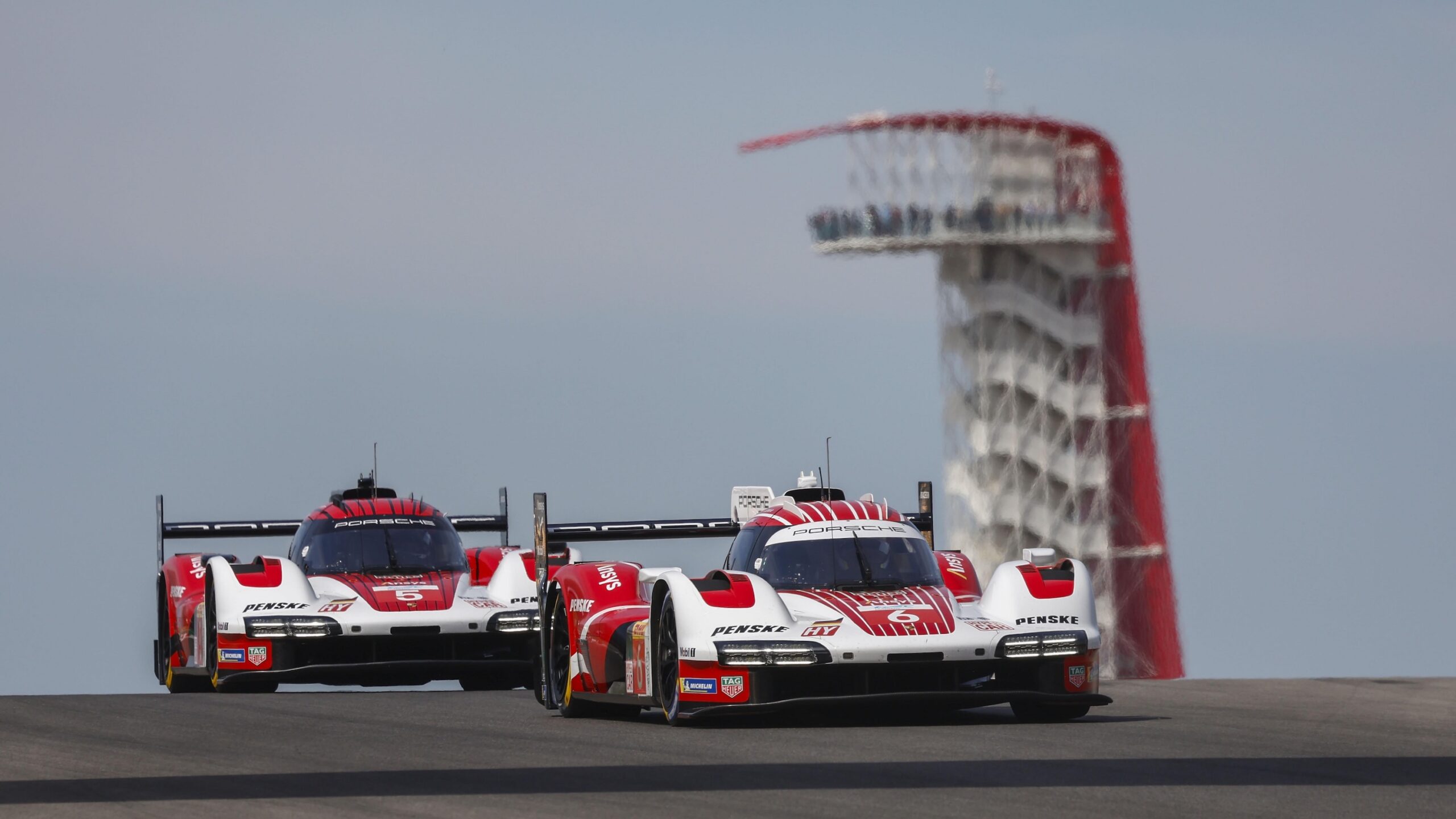 Le Porsche #5 e #6 al COTA. Sullo sfondo la torre del circuito texano