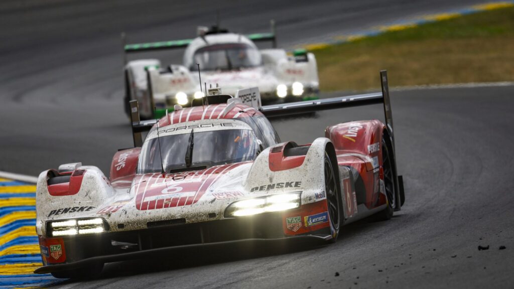 Le Porsche #6 e #99 in curva durante la 24 Ore di Le Mans 2025
