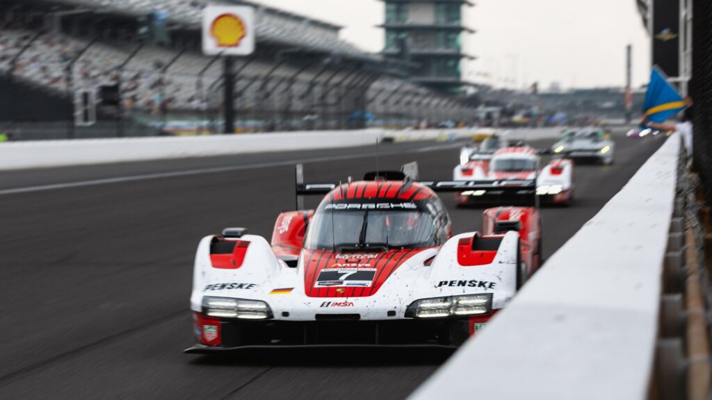 La Porsche #7 sul rettilineo di Indianapolis durante una gara IMSA