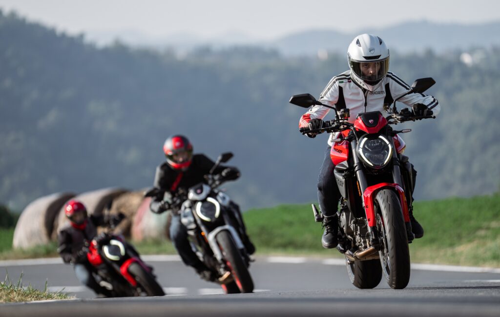 Tre Monster ritratte tra le curve per strada