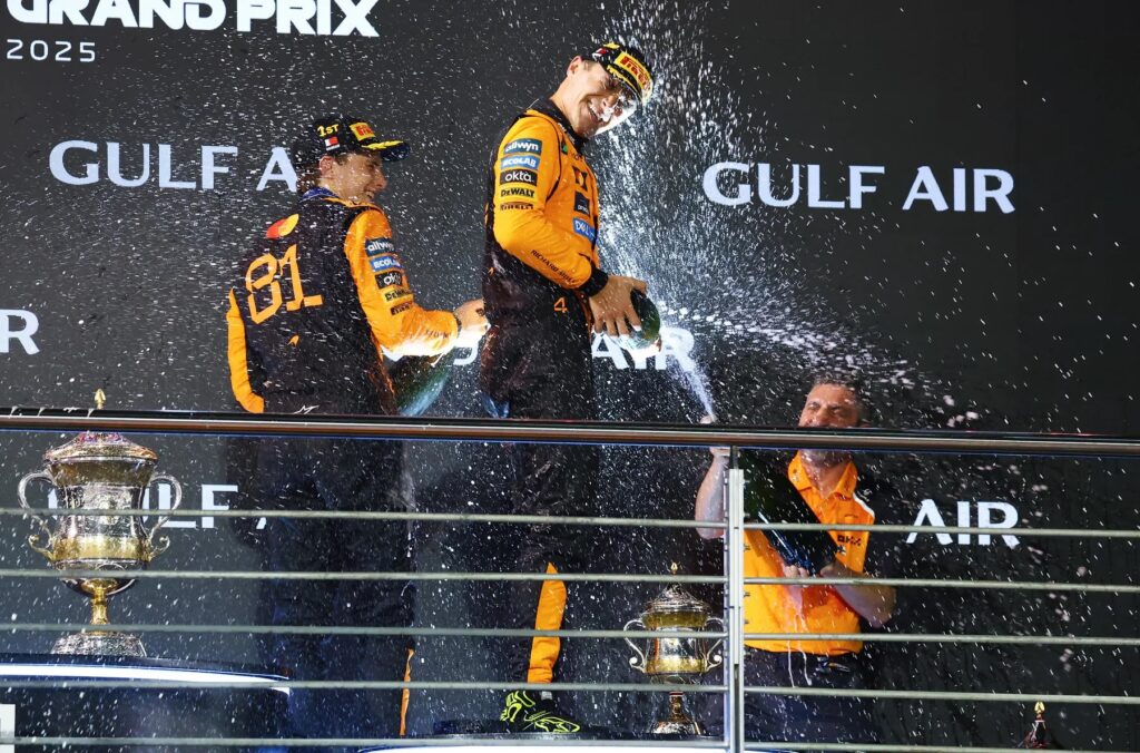 I festeggiamenti McLaren sul podio del GP del Bahrain 2025