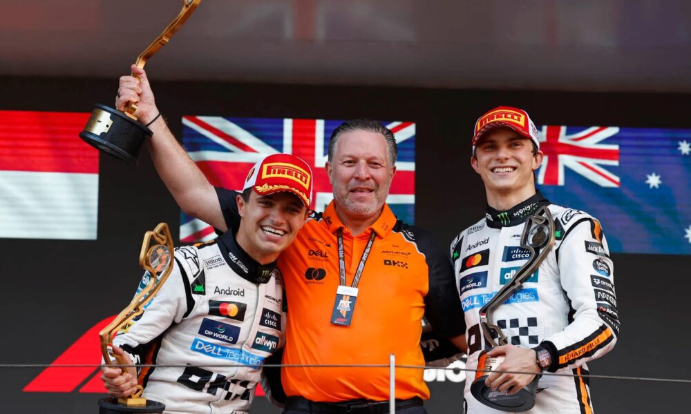 Zak Brown tra Lando Norris e Oscar Piastri sul podio di Montecarlo