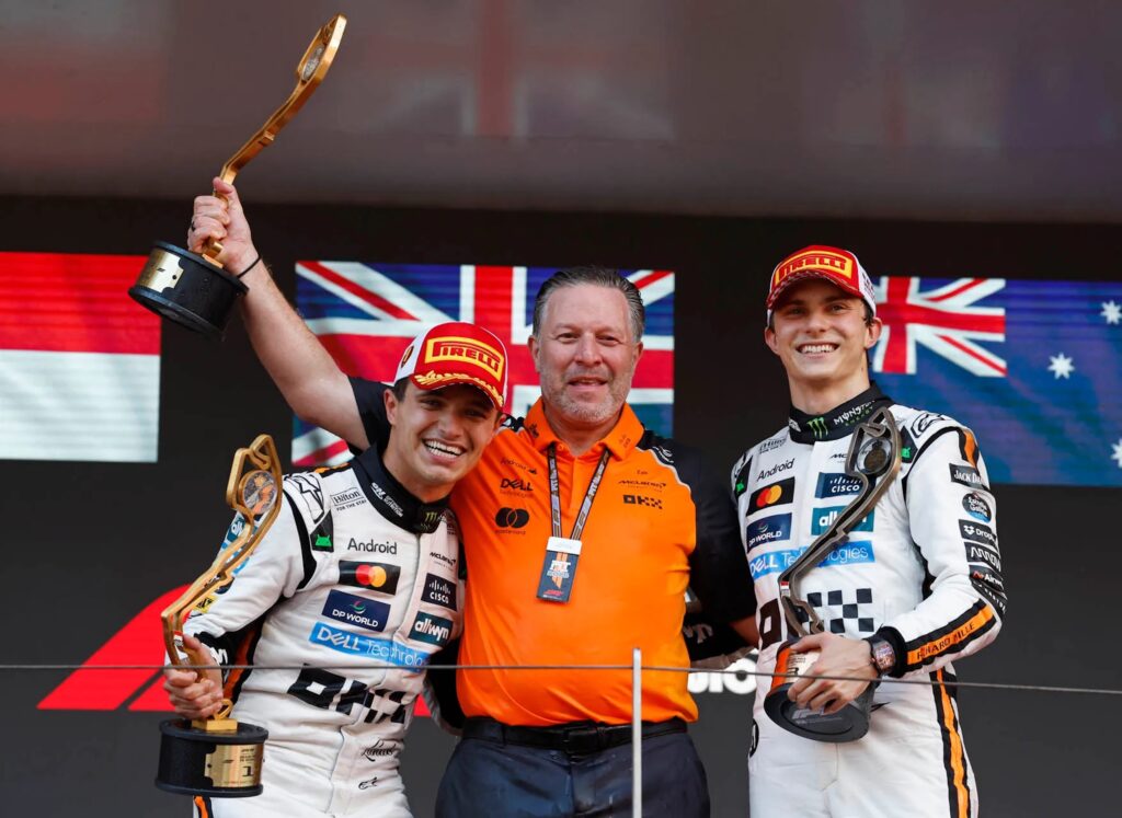 Zak Brown tra Lando Norris e Oscar Piastri sul podio di Montecarlo