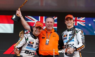Zak Brown tra Lando Norris e Oscar Piastri sul podio di Montecarlo
