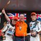 Zak Brown tra Lando Norris e Oscar Piastri sul podio di Montecarlo