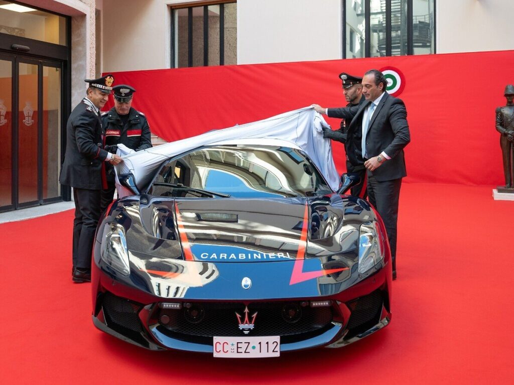 L'AD Stellantis Antonio Filosa e il Comandante Generale, Gen. C.A. Salvatore Luongo, scoprono la Maserati MCPURA dei Carabinieri (© Stellantis)