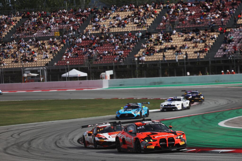 La BMW Team WRT impegnata in curva 2 a Barcellona
