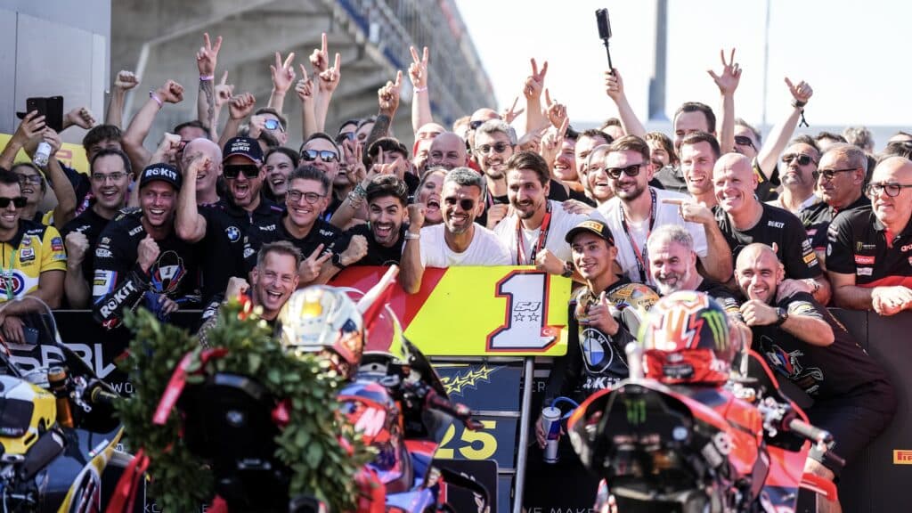 Toprak Razgatlioglu festeggia il titolo di campione SBK 2025 (© World SBK)