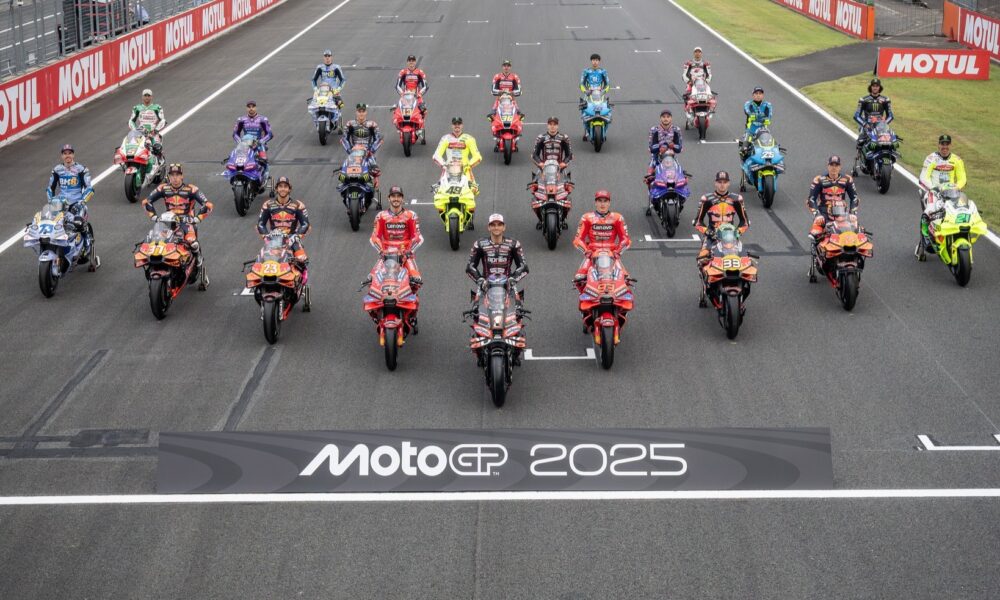 La foto di gruppo dei piloti MotoGP. Nel 2027 Liberty Media porterà cambiamenti per i team?